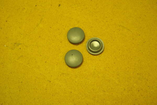 COVER PLUGS - REAR WHEEL - GREY - RUBBER (EA)