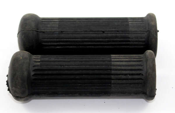 RUBBERS - PASSENGER FOOTREST w/NO LOGO & SQUARE HOLE - 1971-ON TRI BSA (PR) - N