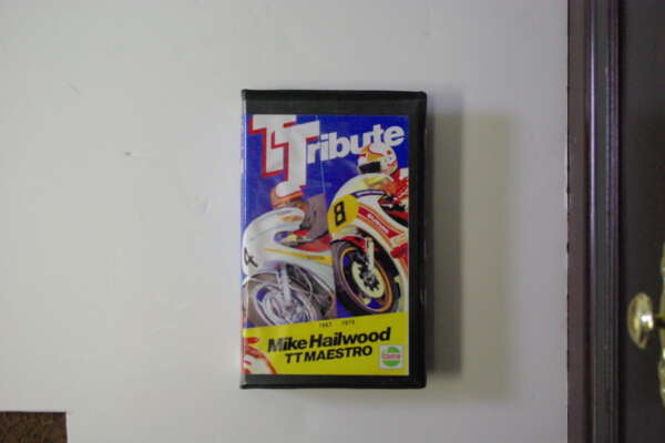 PUBLICATION: VHS MIKE HAILWOOD TT MAESTRO. USED